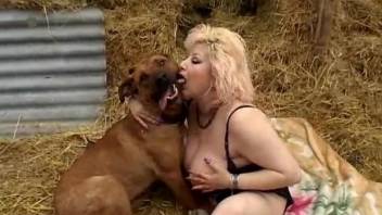 Big-boobed blonde mature bangs with her lovely doggy in the barn