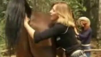 Minxes have sexual relations with friend's horse